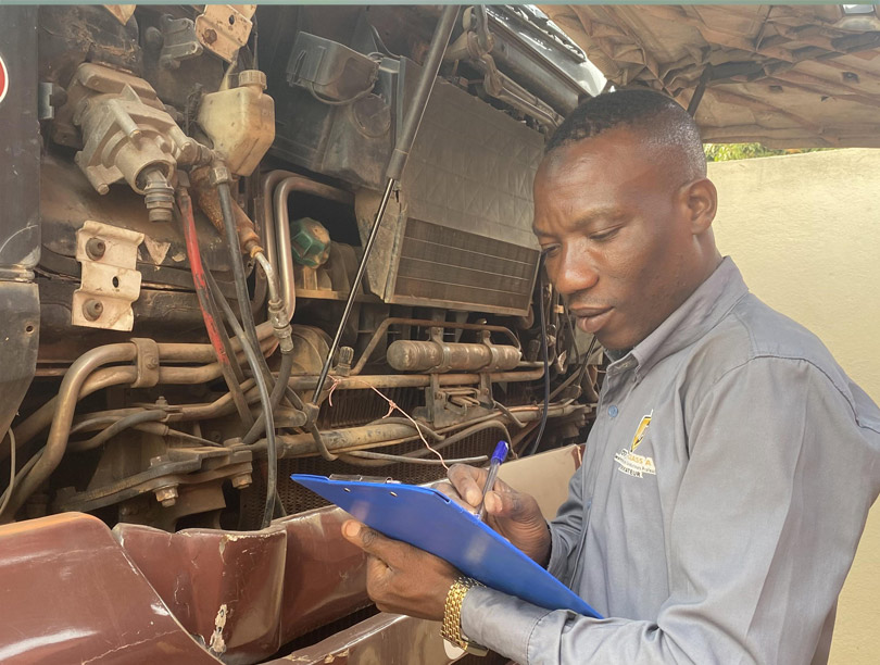 chauffeur verifie mecanique